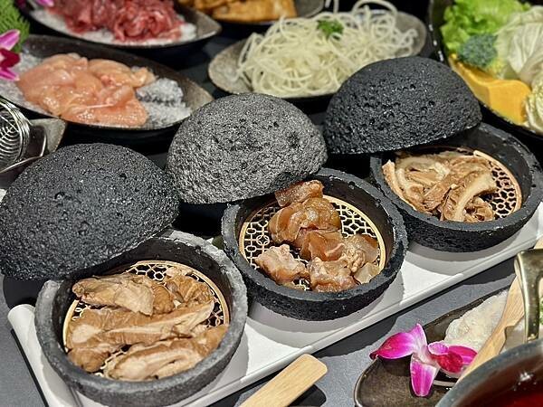 台北市信義區[信義區美食] 岩漿火鍋 微風信義店 信義區最強麻辣鍋 火焰炙燒豬配古法熬製湯頭 #市政府站美食 @蛋寶趴趴go