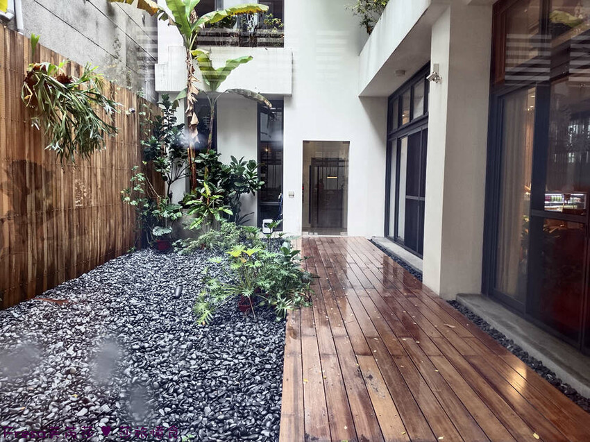 台中市西區台中飯店【嬉行旅】草悟道人氣森林系渡假飯店.綠植大廳拍好拍滿.獨特的陽台衛浴空間│勤美誠品│審計新村