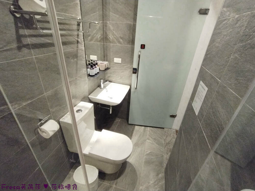 台中市西區台中飯店【嬉行旅】草悟道人氣森林系渡假飯店.綠植大廳拍好拍滿.獨特的陽台衛浴空間│勤美誠品│審計新村