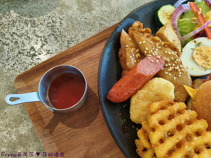 台中市西區台中飯店【嬉行旅】草悟道人氣森林系渡假飯店.綠植大廳拍好拍滿.獨特的陽台衛浴空間│勤美誠品│審計新村