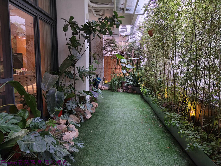 台中市西區台中飯店【嬉行旅】草悟道人氣森林系渡假飯店.綠植大廳拍好拍滿.獨特的陽台衛浴空間│勤美誠品│審計新村