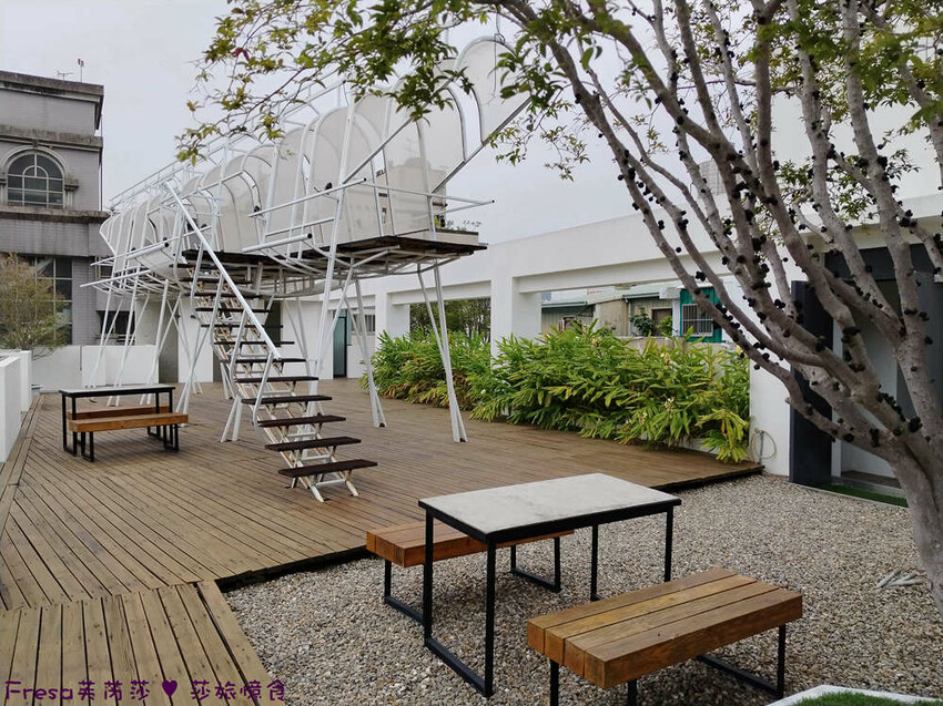 台中市西區台中飯店【嬉行旅】草悟道人氣森林系渡假飯店.綠植大廳拍好拍滿.獨特的陽台衛浴空間│勤美誠品│審計新村