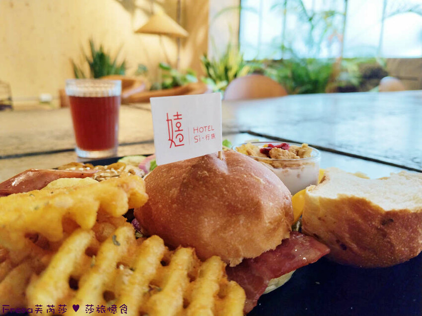 台中市西區台中飯店【嬉行旅】草悟道人氣森林系渡假飯店.綠植大廳拍好拍滿.獨特的陽台衛浴空間│勤美誠品│審計新村