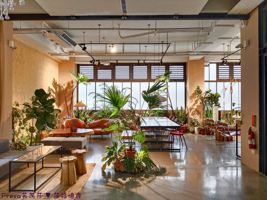 台中市西區台中飯店【嬉行旅】草悟道人氣森林系渡假飯店.綠植大廳拍好拍滿.獨特的陽台衛浴空間│勤美誠品│審計新村