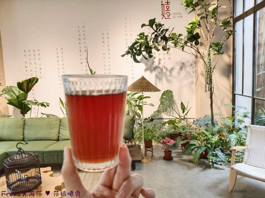 台中市西區台中飯店【嬉行旅】草悟道人氣森林系渡假飯店.綠植大廳拍好拍滿.獨特的陽台衛浴空間│勤美誠品│審計新村