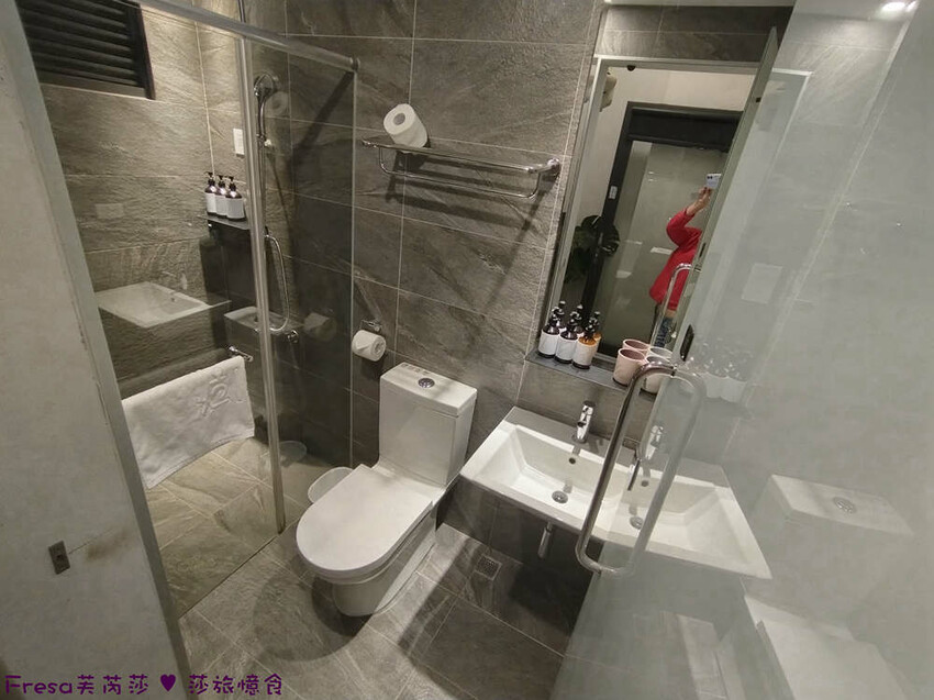 台中市西區台中飯店【嬉行旅】草悟道人氣森林系渡假飯店.綠植大廳拍好拍滿.獨特的陽台衛浴空間│勤美誠品│審計新村