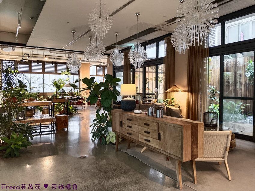 台中市西區台中飯店【嬉行旅】草悟道人氣森林系渡假飯店.綠植大廳拍好拍滿.獨特的陽台衛浴空間│勤美誠品│審計新村