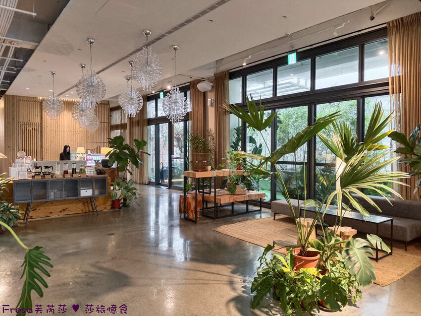 台中市西區台中飯店【嬉行旅】草悟道人氣森林系渡假飯店.綠植大廳拍好拍滿.獨特的陽台衛浴空間│勤美誠品│審計新村