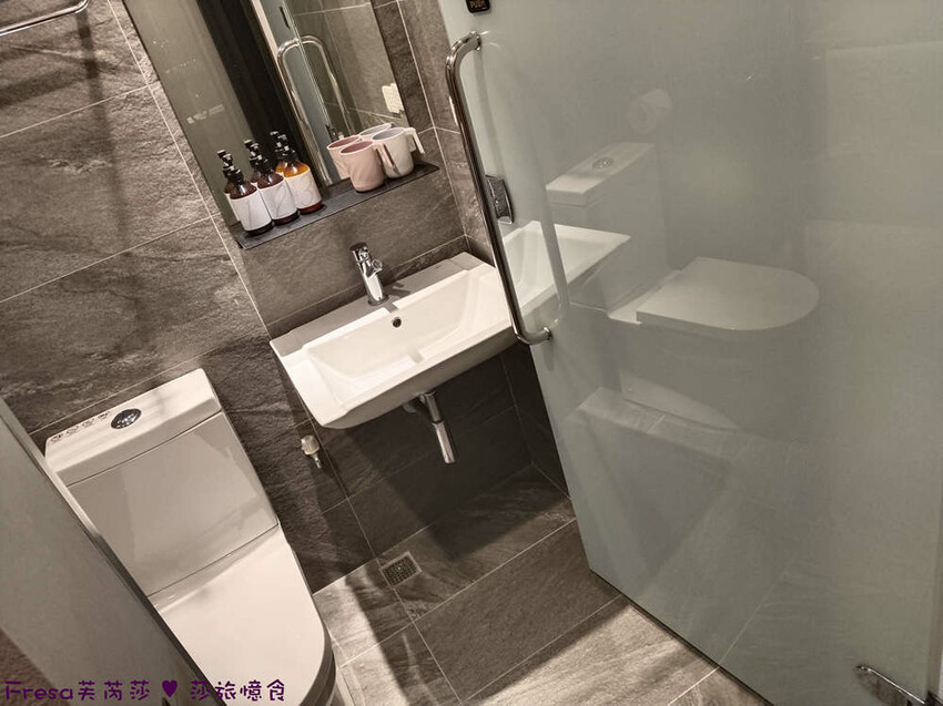 台中市西區台中飯店【嬉行旅】草悟道人氣森林系渡假飯店.綠植大廳拍好拍滿.獨特的陽台衛浴空間│勤美誠品│審計新村