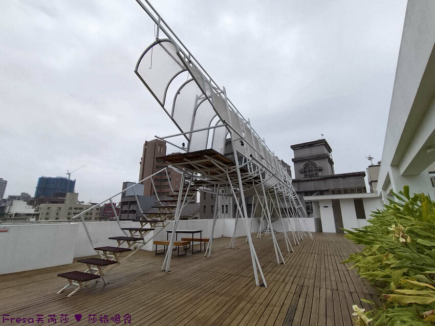 台中市西區台中飯店【嬉行旅】草悟道人氣森林系渡假飯店.綠植大廳拍好拍滿.獨特的陽台衛浴空間│勤美誠品│審計新村