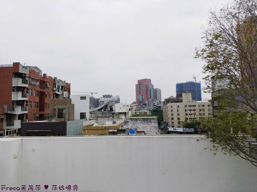 台中市西區台中飯店【嬉行旅】草悟道人氣森林系渡假飯店.綠植大廳拍好拍滿.獨特的陽台衛浴空間│勤美誠品│審計新村