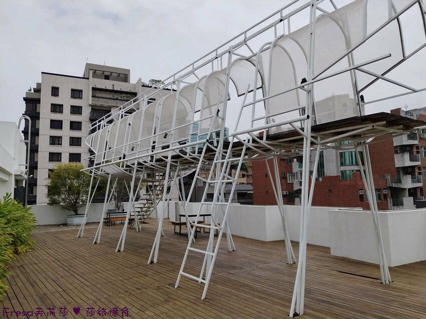 台中市西區台中飯店【嬉行旅】草悟道人氣森林系渡假飯店.綠植大廳拍好拍滿.獨特的陽台衛浴空間│勤美誠品│審計新村