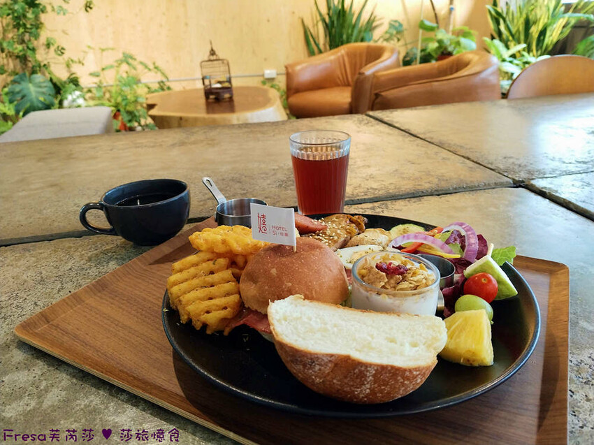 台中市西區台中飯店【嬉行旅】草悟道人氣森林系渡假飯店.綠植大廳拍好拍滿.獨特的陽台衛浴空間│勤美誠品│審計新村