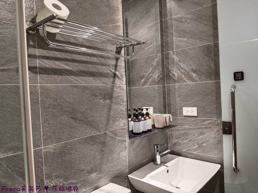 台中市西區台中飯店【嬉行旅】草悟道人氣森林系渡假飯店.綠植大廳拍好拍滿.獨特的陽台衛浴空間│勤美誠品│審計新村