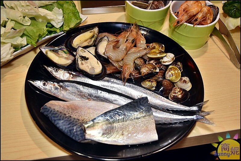 築崎火鍋。台中吃到飽火烤兩吃220元起!海陸吃到飽太享受.還有糖葫蘆烤串也太可愛了-商妮吃喝遊樂