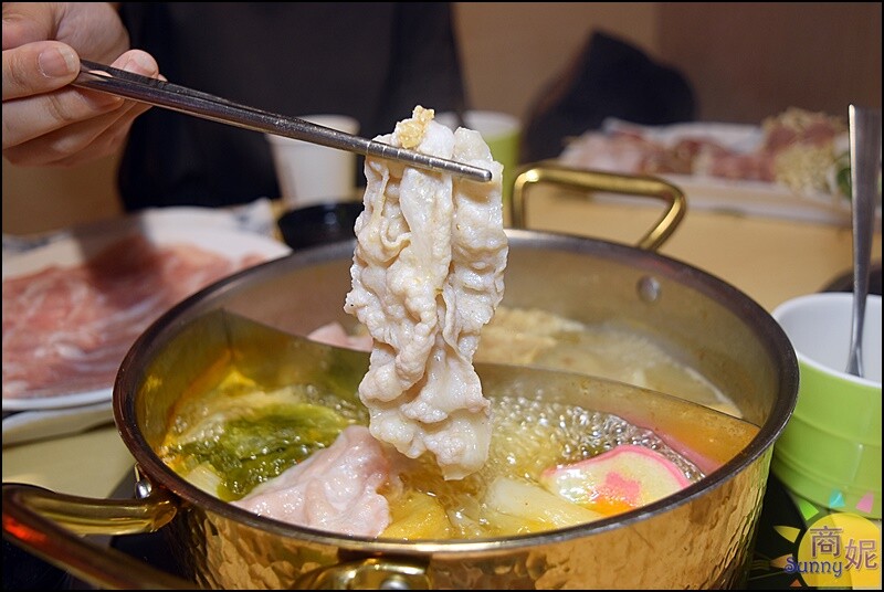 築崎火鍋。台中吃到飽火烤兩吃220元起!海陸吃到飽太享受.還有糖葫蘆烤串也太可愛了-商妮吃喝遊樂