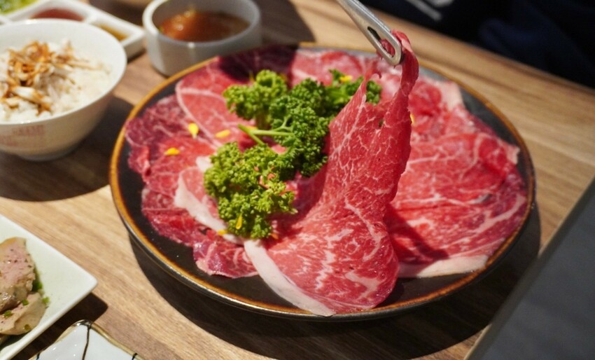 優喜鍋物專門店 鍋烤兩吃精緻饗宴~ 招牌必點: 全台獨家全雞火鍋 北海道F1和牛 招牌雞肝慕斯附炭烤麵包 3倍厚自製蛋餃 烤雞肉丸 特製雞肉飯 日本清酒 台北必吃這一鍋 給懂吃的你!!!