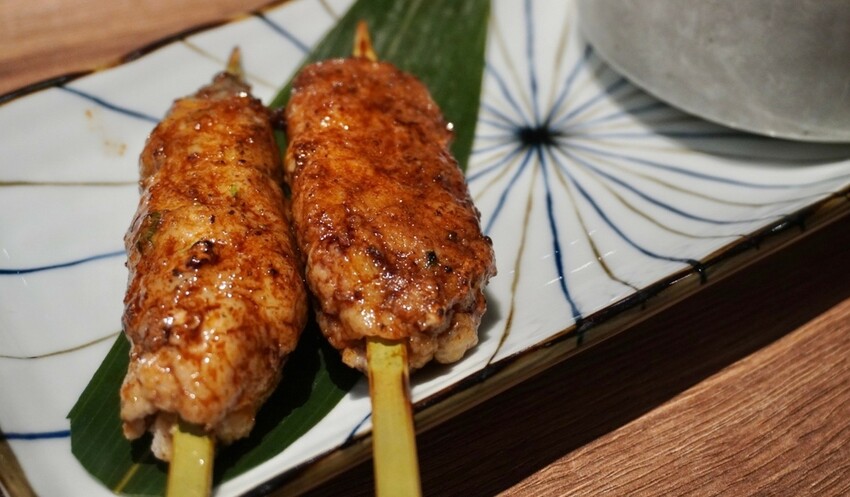 優喜鍋物專門店 鍋烤兩吃精緻饗宴~ 招牌必點: 全台獨家全雞火鍋 北海道F1和牛 招牌雞肝慕斯附炭烤麵包 3倍厚自製蛋餃 烤雞肉丸 特製雞肉飯 日本清酒 台北必吃這一鍋 給懂吃的你!!!