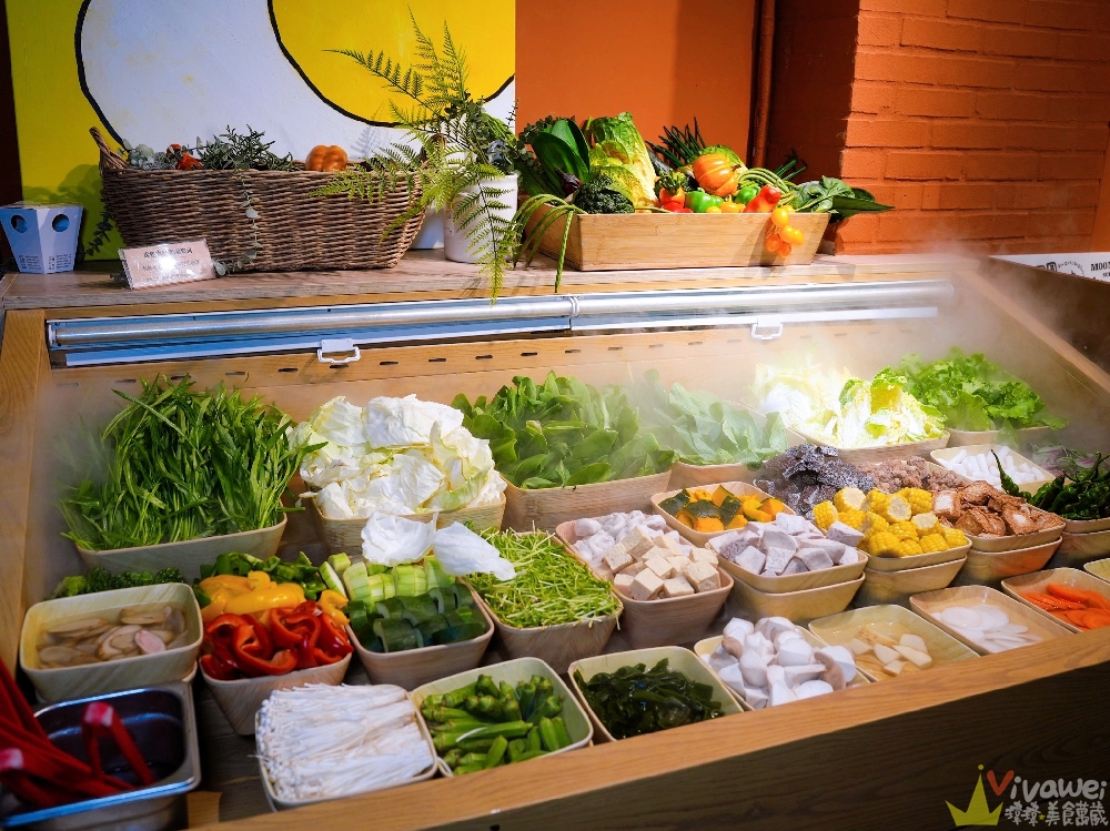 【月團圓雞湯火鍋】火鍋控必收!2025全新裝潢自助吧大升級!個人獨享鴛鴦鍋~蔬菜品項豐富~高品質鍋物專賣!