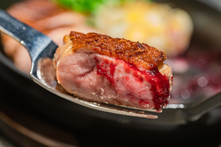 高雄市前金區A-GRILL牛排餐酒館 x 乾式熟成牛排新地標 | 慶生約會首選