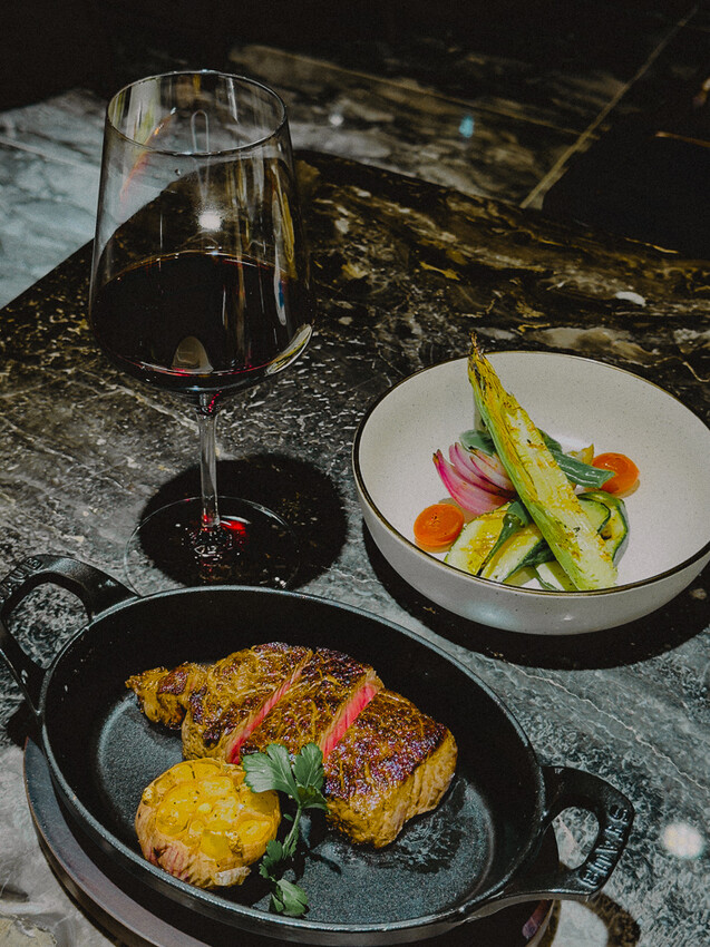 高雄市前金區A-GRILL牛排餐酒館 x 乾式熟成牛排新地標 | 慶生約會首選