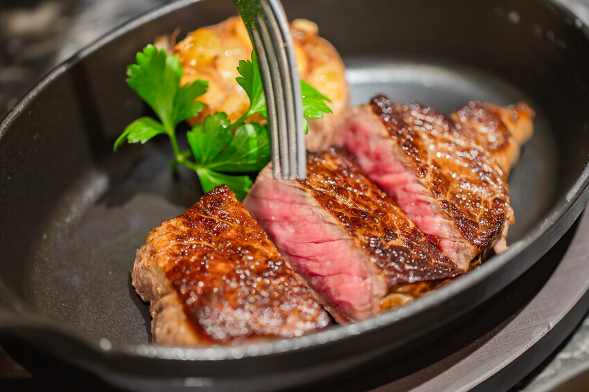 高雄市前金區A-GRILL牛排餐酒館 x 乾式熟成牛排新地標 | 慶生約會首選