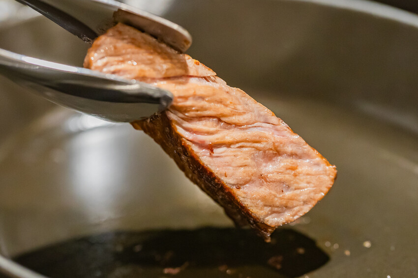 高雄市前金區A-GRILL牛排餐酒館 x 乾式熟成牛排新地標 | 慶生約會首選