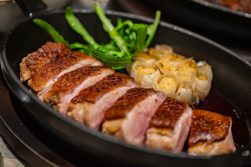 高雄市前金區A-GRILL牛排餐酒館 x 乾式熟成牛排新地標 | 慶生約會首選