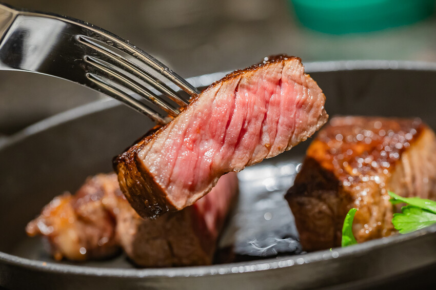 高雄市前金區A-GRILL牛排餐酒館 x 乾式熟成牛排新地標 | 慶生約會首選