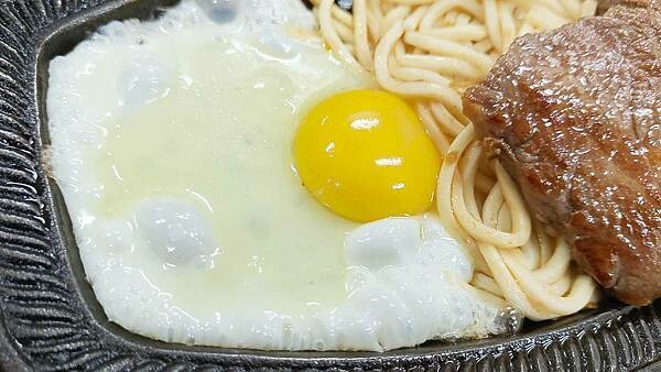 新北市板橋區超讚牛排館|CP值爆表!好吃便宜又超厚的平價牛排