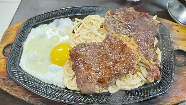 新北市板橋區超讚牛排館|CP值爆表!好吃便宜又超厚的平價牛排