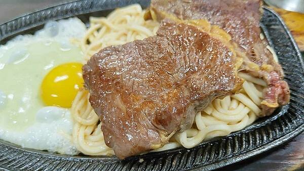 新北市板橋區超讚牛排館|CP值爆表!好吃便宜又超厚的平價牛排