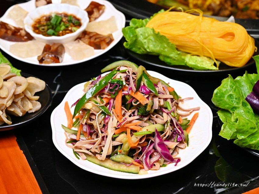 台中市南屯區小媳婦鐵鍋燉｜來自高雄人氣鐵鍋燉，台中首間店在這裡，道地東北鐵鍋燉，還有超好吃的玉米餅！