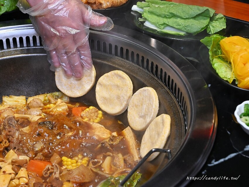 台中市南屯區小媳婦鐵鍋燉｜來自高雄人氣鐵鍋燉，台中首間店在這裡，道地東北鐵鍋燉，還有超好吃的玉米餅！