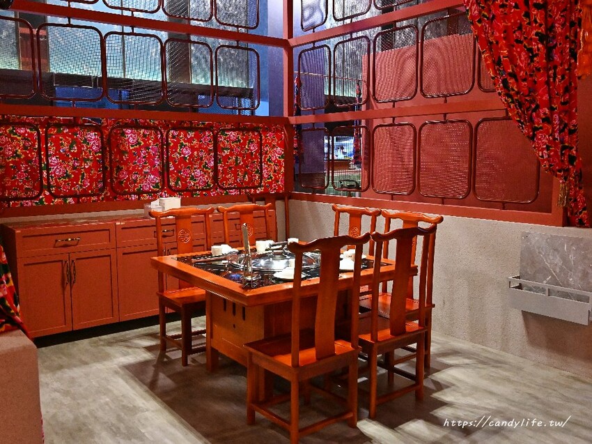 台中市南屯區小媳婦鐵鍋燉｜來自高雄人氣鐵鍋燉，台中首間店在這裡，道地東北鐵鍋燉，還有超好吃的玉米餅！