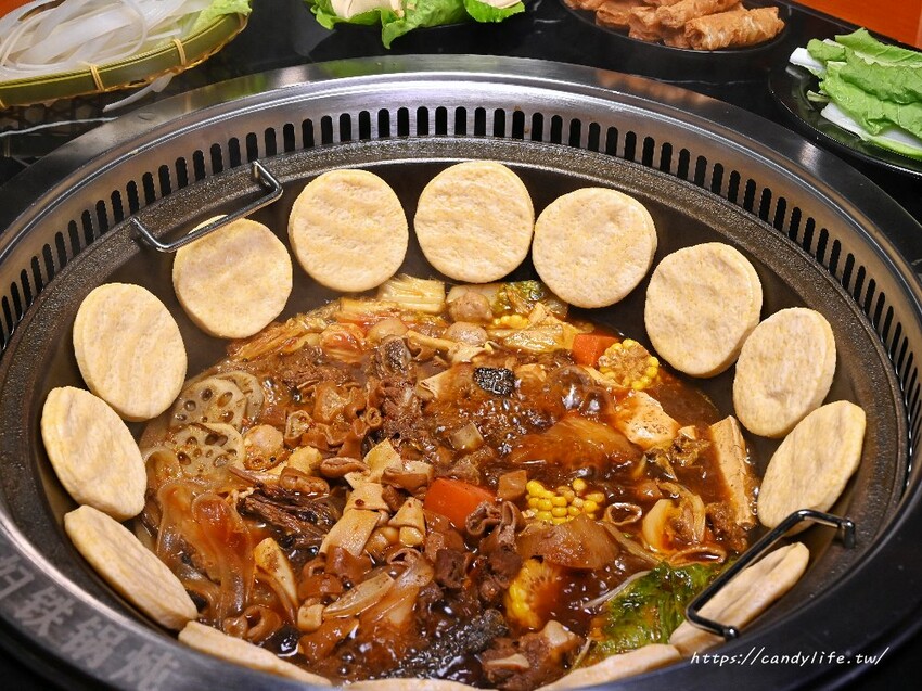 台中市南屯區小媳婦鐵鍋燉｜來自高雄人氣鐵鍋燉，台中首間店在這裡，道地東北鐵鍋燉，還有超好吃的玉米餅！