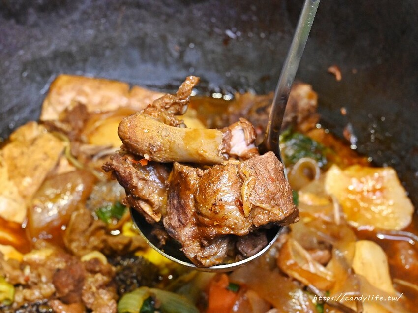 台中市南屯區小媳婦鐵鍋燉｜來自高雄人氣鐵鍋燉，台中首間店在這裡，道地東北鐵鍋燉，還有超好吃的玉米餅！