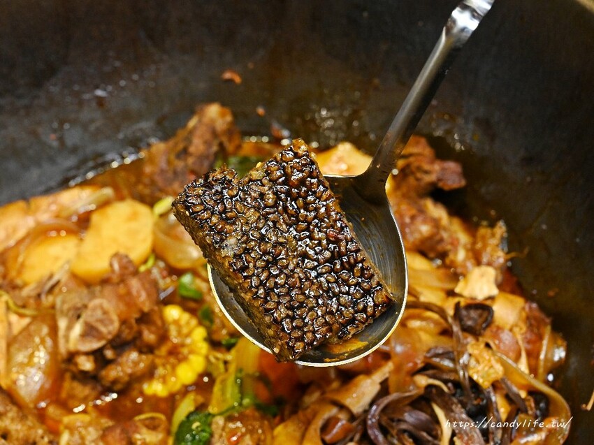 台中市南屯區小媳婦鐵鍋燉｜來自高雄人氣鐵鍋燉，台中首間店在這裡，道地東北鐵鍋燉，還有超好吃的玉米餅！