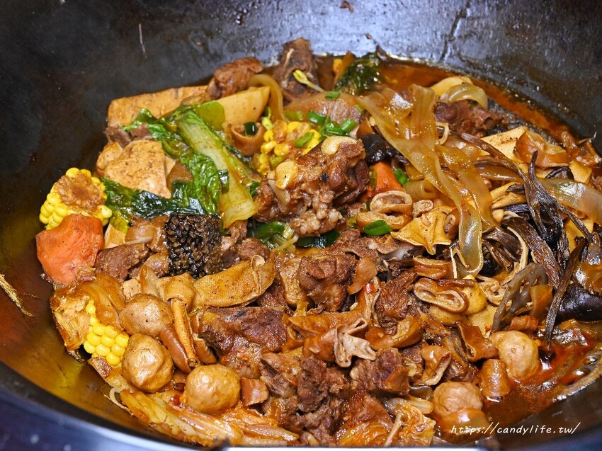 台中市南屯區小媳婦鐵鍋燉｜來自高雄人氣鐵鍋燉，台中首間店在這裡，道地東北鐵鍋燉，還有超好吃的玉米餅！