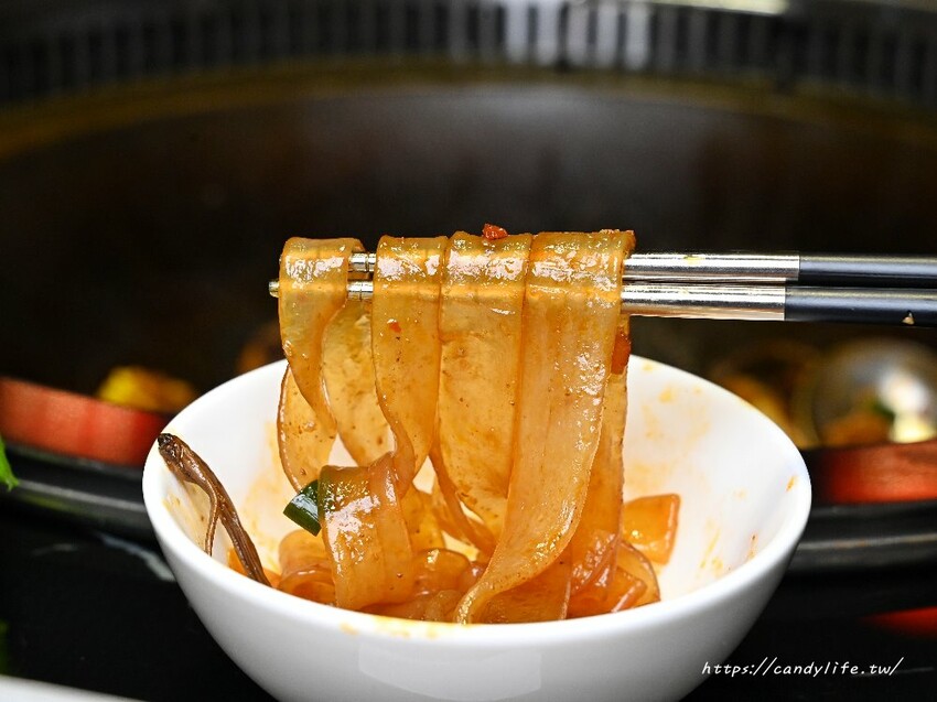 台中市南屯區小媳婦鐵鍋燉｜來自高雄人氣鐵鍋燉，台中首間店在這裡，道地東北鐵鍋燉，還有超好吃的玉米餅！