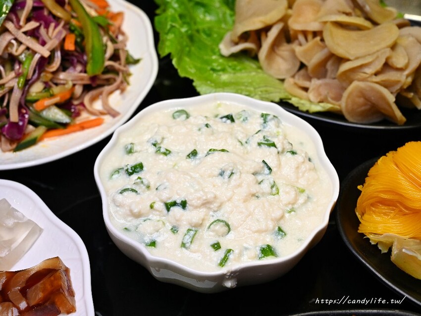 台中市南屯區小媳婦鐵鍋燉｜來自高雄人氣鐵鍋燉，台中首間店在這裡，道地東北鐵鍋燉，還有超好吃的玉米餅！