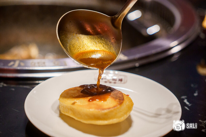 小媳婦鐵鍋燉｜台中南屯美食，高雄人氣鐵鍋燉進軍台中，推薦手工玉米餅、還有東北涼拌菜 - 莎笠，小日子