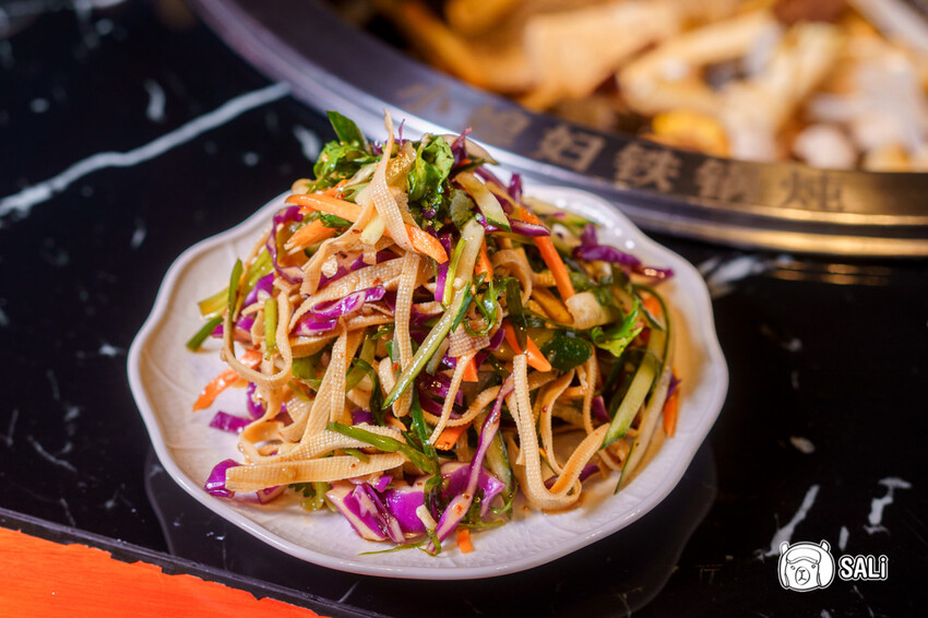 小媳婦鐵鍋燉｜台中南屯美食，高雄人氣鐵鍋燉進軍台中，推薦手工玉米餅、還有東北涼拌菜 - 莎笠，小日子