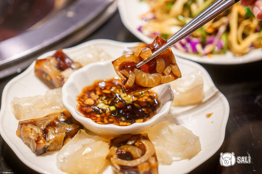 小媳婦鐵鍋燉｜台中南屯美食，高雄人氣鐵鍋燉進軍台中，推薦手工玉米餅、還有東北涼拌菜 - 莎笠，小日子