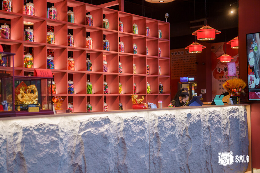 小媳婦鐵鍋燉｜台中南屯美食，高雄人氣鐵鍋燉進軍台中，推薦手工玉米餅、還有東北涼拌菜 - 莎笠，小日子