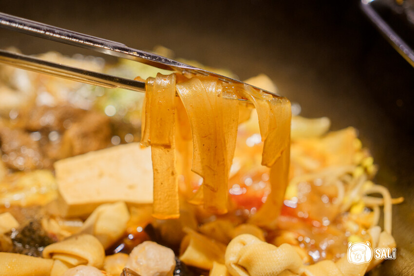 小媳婦鐵鍋燉｜台中南屯美食，高雄人氣鐵鍋燉進軍台中，推薦手工玉米餅、還有東北涼拌菜 - 莎笠，小日子