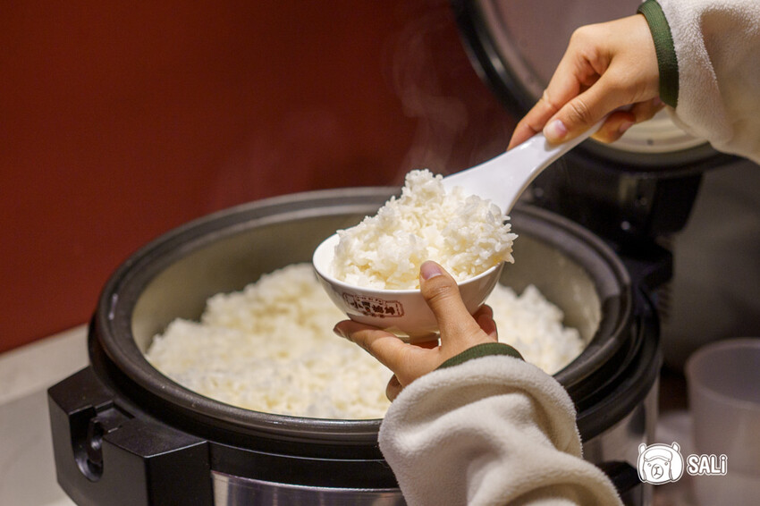 小媳婦鐵鍋燉｜台中南屯美食，高雄人氣鐵鍋燉進軍台中，推薦手工玉米餅、還有東北涼拌菜 - 莎笠，小日子