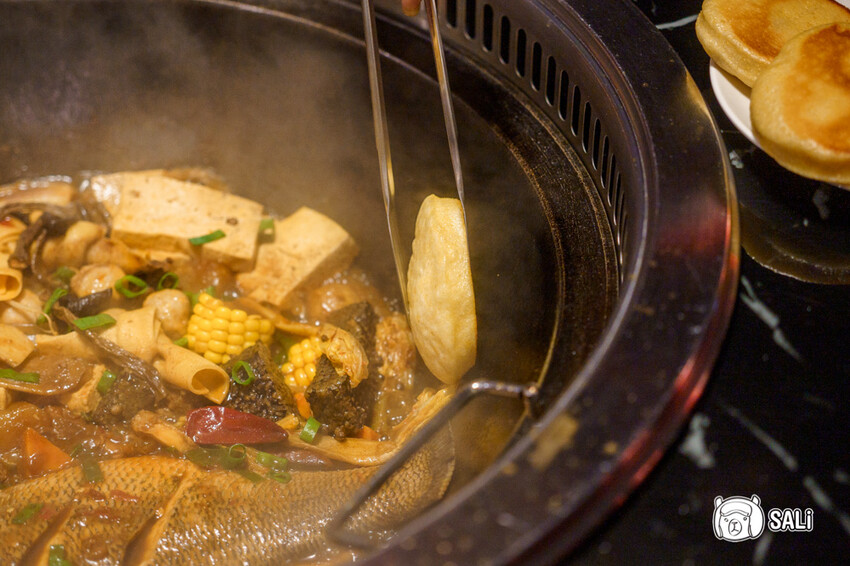 小媳婦鐵鍋燉｜台中南屯美食，高雄人氣鐵鍋燉進軍台中，推薦手工玉米餅、還有東北涼拌菜 - 莎笠，小日子