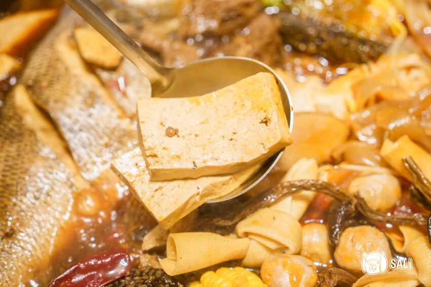 小媳婦鐵鍋燉｜台中南屯美食，高雄人氣鐵鍋燉進軍台中，推薦手工玉米餅、還有東北涼拌菜 - 莎笠，小日子