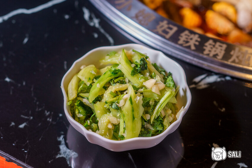 小媳婦鐵鍋燉｜台中南屯美食，高雄人氣鐵鍋燉進軍台中，推薦手工玉米餅、還有東北涼拌菜 - 莎笠，小日子